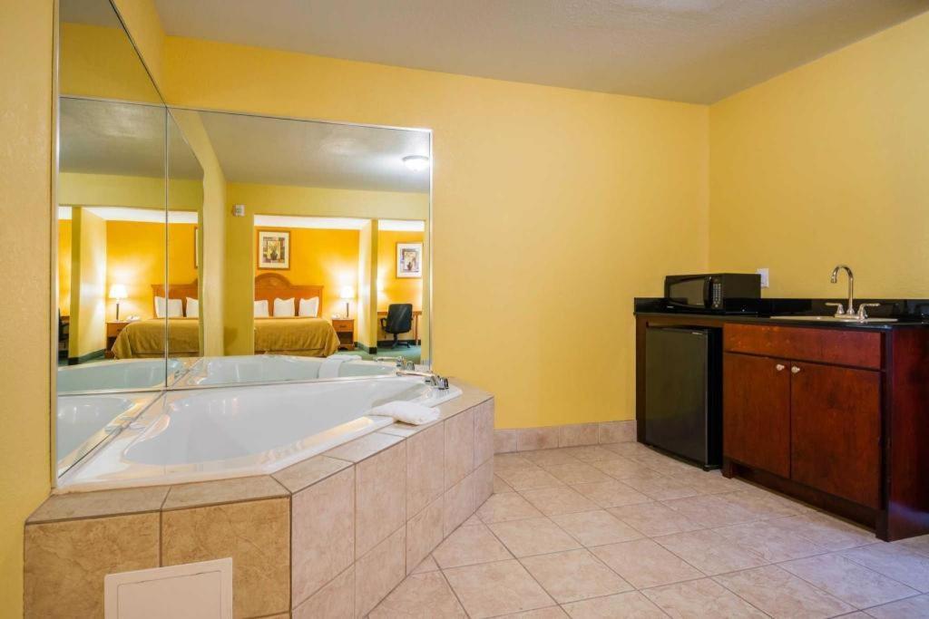 Quality Inn & Suites Franklin Екстер'єр фото